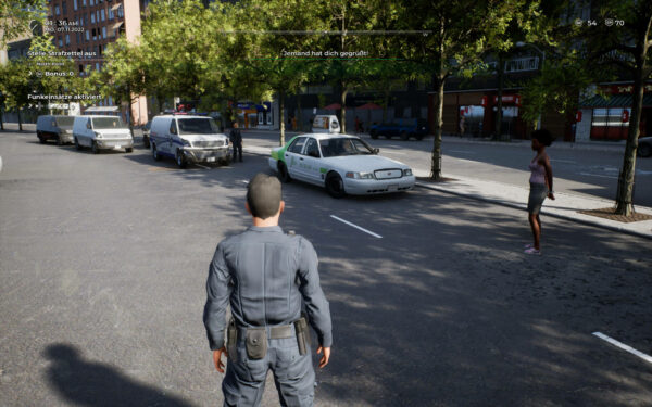 Screenshot aus dem Spiel, Person in Handschellen steht auf der Straße, der gerufene Gefangenentransport wird von einem anderen Auto blockiert.